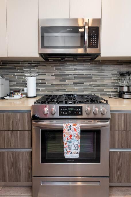 Luxurious Penthouse In Beverly Hills - Sleeps 10 Apartment *