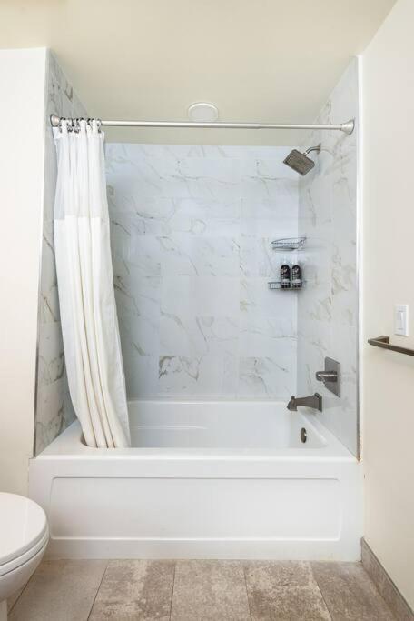 Appartamento Luxurious Penthouse In Beverly Hills - Sleeps 10 Los Angeles