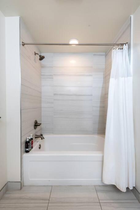 Luxurious Penthouse In Beverly Hills - Sleeps 10 Appartamento